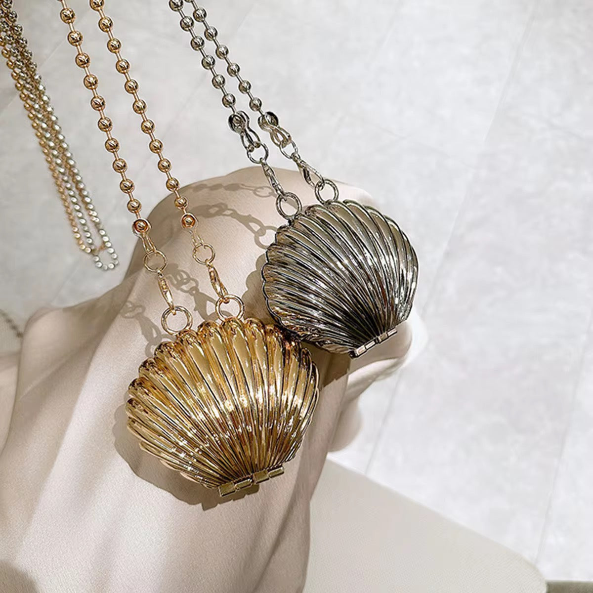 Luna Shell Clutch (Silver)